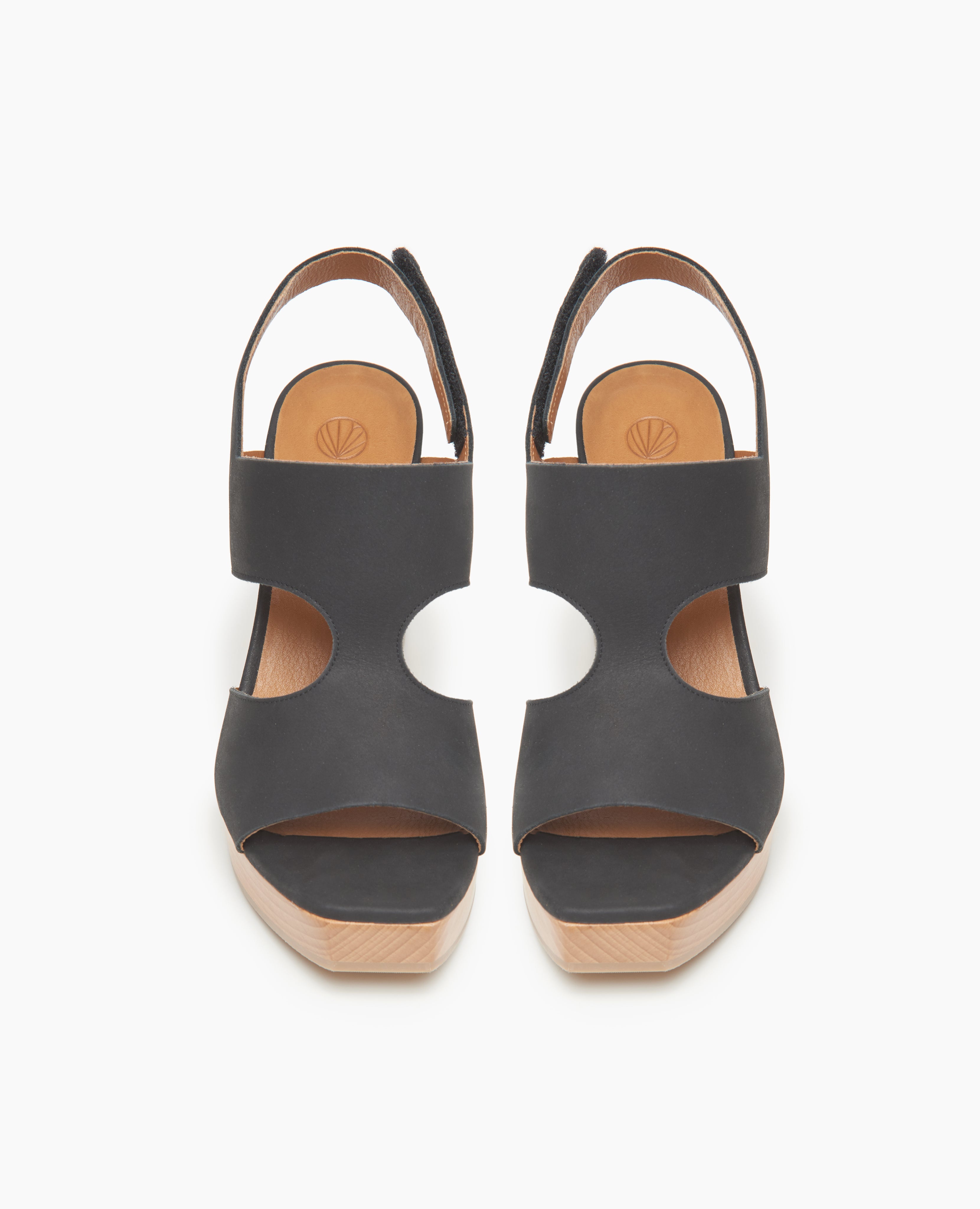 Coclico Vicky Clog in Black leather, top view: a t-straped clog with arched openings, angular toe, round heel and tall-height solid wood base.