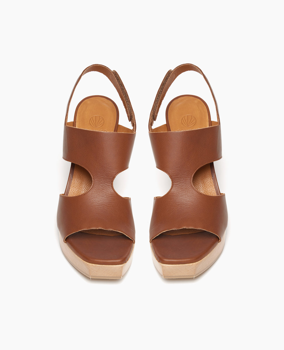 Coclico Vicky Clog in Caramello leather: a t-straped clog with arched openings, round heel, angular toe and tall-height solid wood base - top view. 