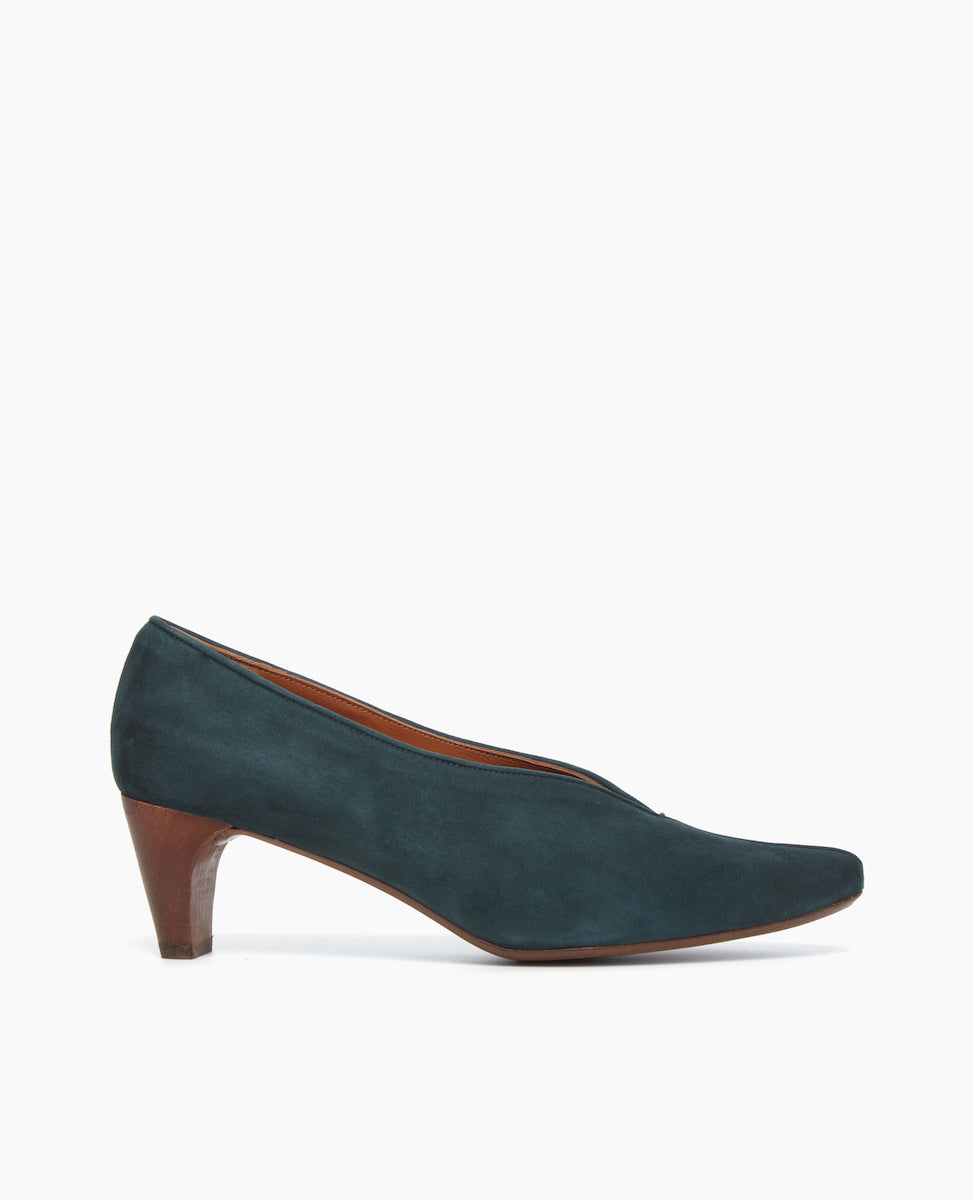 Side view of the Wynne Pump in Bottle Suede: features a high-vamped, sweetheart cut that flatters the foot, while a soft chisel-toe and rounded center seam binding detail 