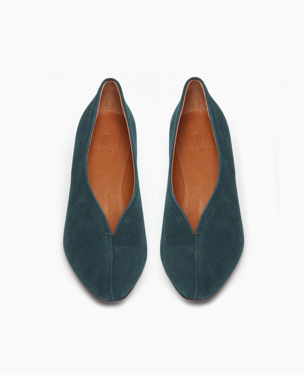 Front view of the Wynne Pump in Bottle Suede: features a high-vamped, sweetheart cut that flatters the foot, while a soft chisel-toe and rounded center seam binding detail 