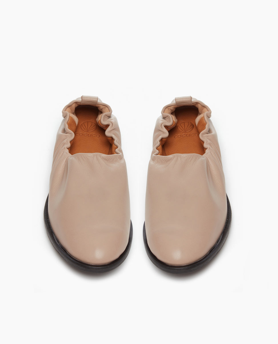 Front view of the Yano Flat in Grey Mist Leather: a classic high-vamped, slip-on flat.