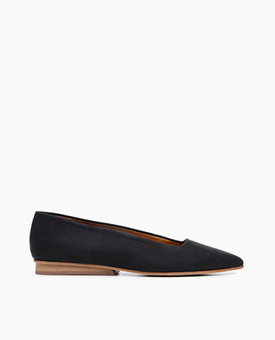 Coclico women's flat with a pointed toe and contemporary cut in black leather. Coclico shoes are sustainably made in Spain.